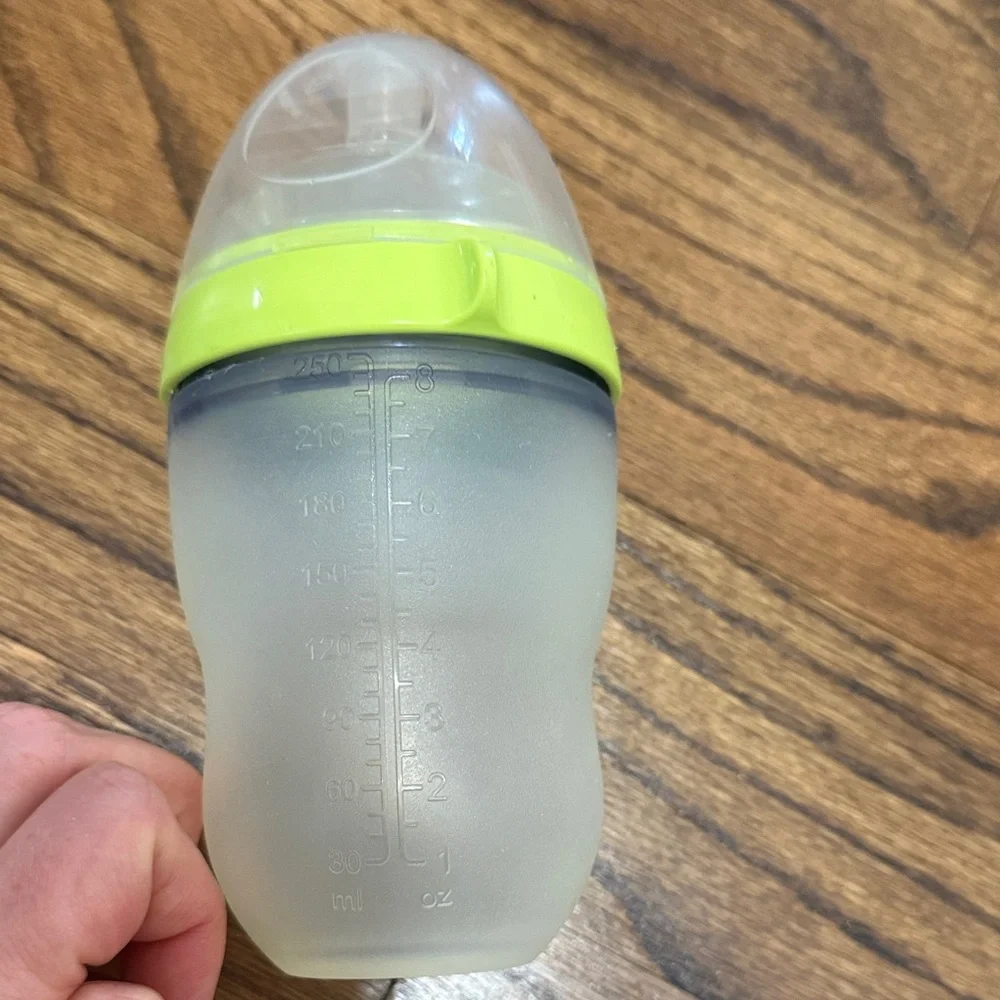 Comotomo Silicone Baby Bottles with Green Accents - Picture 4 of 5